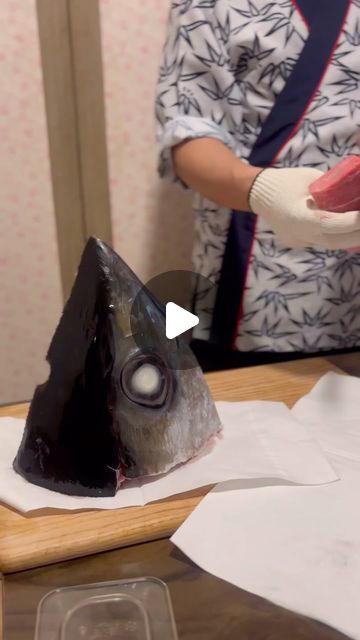 #참치 #tuna

지인찬스로 참치머리 해체쇼쇼쇼
여태 먹은 참치는 챔취였나봄
사장님의 넘치는 재치로 더 즐거웠던 분위기

얼굴만봐두 웃음이나네
사장님께 얼굴올라갈꺼라구 얘기해뜸
참치를 알게된지 10년도 안되지만
뒤늦게 알게된맛을 누가 막으리오
무튼 엄청 먹었음

📍경기 의정부시 장곡로 620

#참치회
#참치맛집
#의장부참치
#금오동참치
#오륙도
#오륙도참치
#금오동오륙도
#의정부오륙도
#참치맛집은여기
#참치해체쇼
#참치머리해체
#의정부맛집