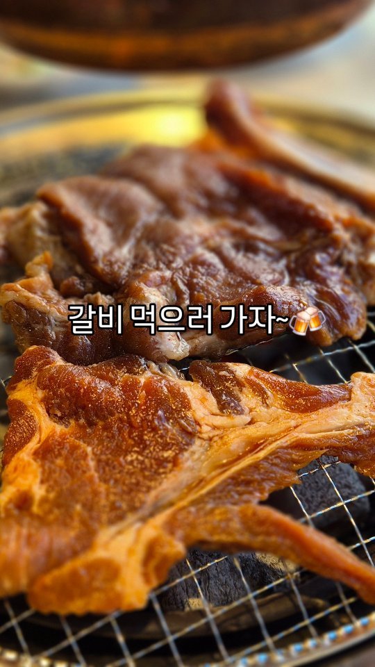 양껏 실컷 고기 먹고싶을때 
찾는 #명륜진사갈비 
7가지 종류의 고기 메뉴..
좋은데?
가볍게 목살이나 삼겹살로 시작해서 양념갈비로 마무리 했더니 너무 행복해짐^^;; 
취향에 따라 골라 먹을 수 있어좋고-
사이드메뉴도 맘대로..

고기맛이 좋아서 더 만족~ 
우리 집 근처에도 생겨라~