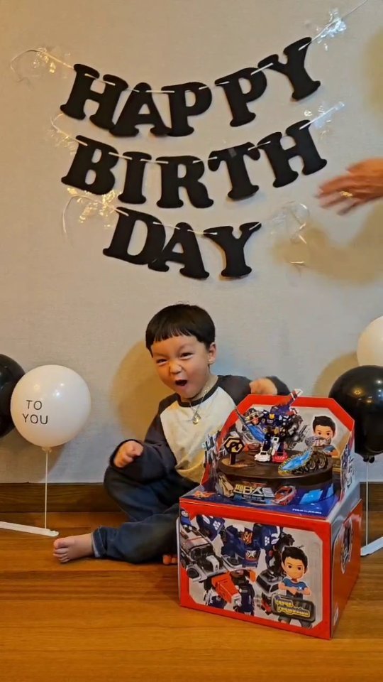 서준이 #5살
생일을 축하해💕 생일 겸
급으로 다녀온 #가평여행

가져간 테이프가 벽에 붙지 않아
무진장 애를 먹고... 덕분에 숫자 풍선도
잊은채... 1초만에 사진 찍기🤣

그러거나 말거나 펜타스톰 케이크가
좋은 서준이..ㅋㅋㅋㅋㅋㅋㅋㅋㅋ

니가 좋으면 된거지, 뭐 하하핫

여튼, 잘 먹고 잘 논 첫째날
모두가 행복했길~🙏
.
.
.
#서은서준쏭맘