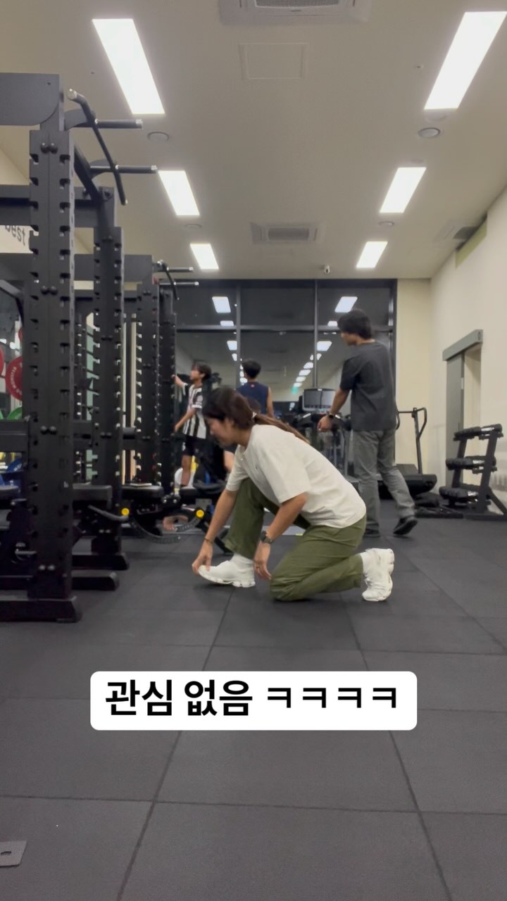 각자 운동하느라 관심없는게 진짜 웃기네 ㅋㅋㅋ
서로 자기 할말만 하는중 ㅋㅋㅋㅋㅋ
다음번엔 뭘 시도해볼까..🤔

#트레이너 #선수트레이너 #짐토닉 #운동선수재활 #컨디셔닝 #일반인 #광명재활 #광명운동선수