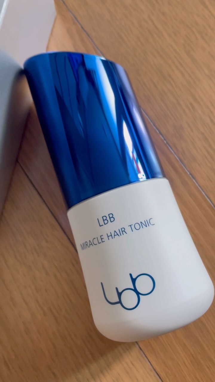 :
#협찬
두피진정 탈모케어 LBB 미라클 헤어토닉_🧸💙

LBB 미라클 헤어토닉은 
독일 더마테스트는 
세계적으로 인정받은 독일 피부과학연구소로 
LBB는 엄격한 기준과 까다로운 절차를 통과하여
더마테스트 내에서 가장 높은 등급인 
EXCELLENT 5 STAR 등급을 획득하고

6가지 혼합 새싹 추출물을 함유한 특허 원료로 
항염증, 피부보호, 향균효과에 탁월하고 
모발 성장기 향상 및 모낭 주변 염증완화와
탈모증상완화, 모낭의 혈행개선으로 모근이 강화되는
LBB 미라클 헤어토닉!!!

LBB 미라클 헤어토닉은
두피 진정 개선과 
두피 탄력 개선 
24시간 모발 탄력 개선 
1회사용으로 즉각적인 모발뿌리 볼륨 개선
모발 손상 개선 
모발 인장강도 개선 
탈락 모발 수 감소에 도움을 주는 효능이 있는데

다 나한테 필요한것들!!!

LBB 미라클 헤어토닉은 
손에 묻히지 않고 
바로 사용할 수 있고 마사지 팁으로 
헤어두피마사지까지 할 수 있어서 
너무 시원하구 좋다!!!!

요즘 두통도 살짝 있는데 
요거로 두피마사지하듯 꾹꾹 눌러주면 
두통도 완화되는 느낌!!!

#LBB #엘비비 #엘비비토닉 #미라클헤어토닉 
#탈모증상완화기능성 #독일더마테스트인증 
#독일더마테스트excellent등급 #탈모개선 #두피진정 
#모발단력개선 #두피탄력개선 #홈케어 #검증된뷰티 
#프리미엄뷰티 #순한화장품 #LBB하세요 #샴푸도LBB하세요
