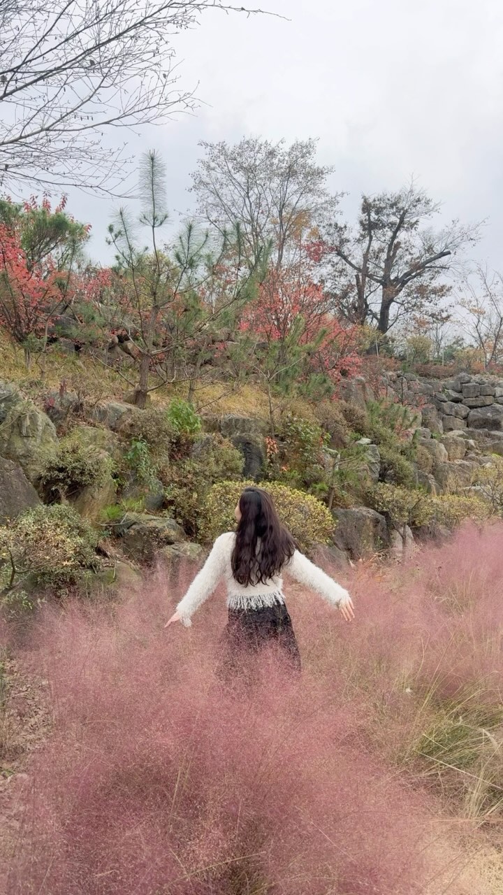 🍁
내 사랑 가을이 담뿍 담긴.. )-(

화덕 생선구이 먹구,
고소한 커피마시고
소소한 여유 느끼기 좋았더요

넘 추워지기 전에 가면 사진도 100장 찍을 수 있을.. 🤎

#🍁 #🍂