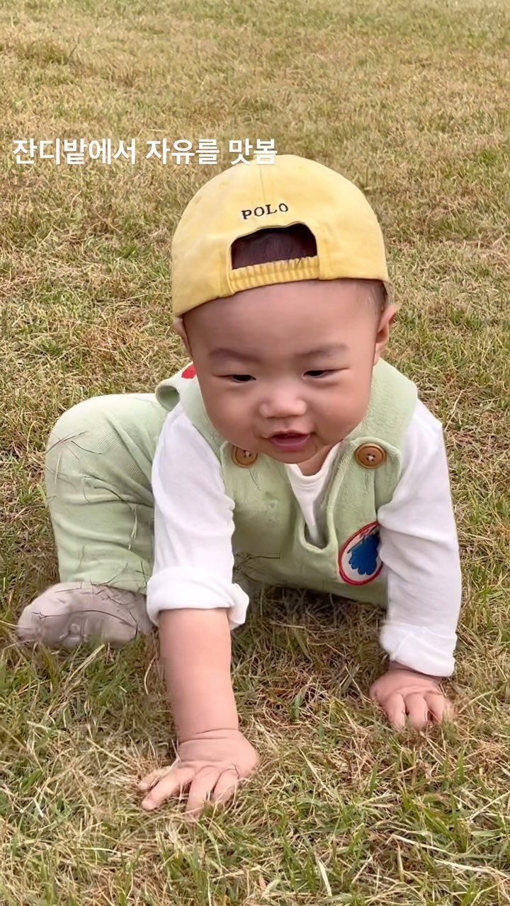 펜스도 없고
머리 쿵해도 안아픈 
잔디밭에서
자유 맛본 아가👶🏻

#7개월아기 
#기어가기 
#보라매공원