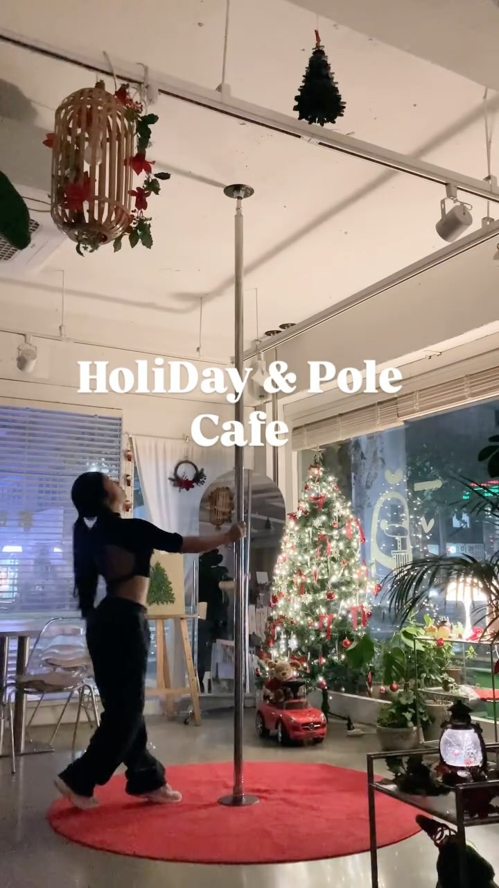고생의 집합체..트리🥲🎄🥹❤️
하지만 연말레드갬성은 포기할수 없어요 ❣️
해피홀리데이 트리존 즐기러 동아그림으로 오세요🥰

@pole_aming 아밍쌤의 소중한손길에 감사드리며 ❤️🥹🎄(도움이 없었다면 저는 그날 광광울며 만들었을꺼에여..🥲🥹)

#happyholiday #holiday #pole #poledance #cafepole #polecafe #cafe #동아그림 #동아그림카페 #카페폴 #예체능카페 #아트카페 #art #poleart #artpole #artcafe