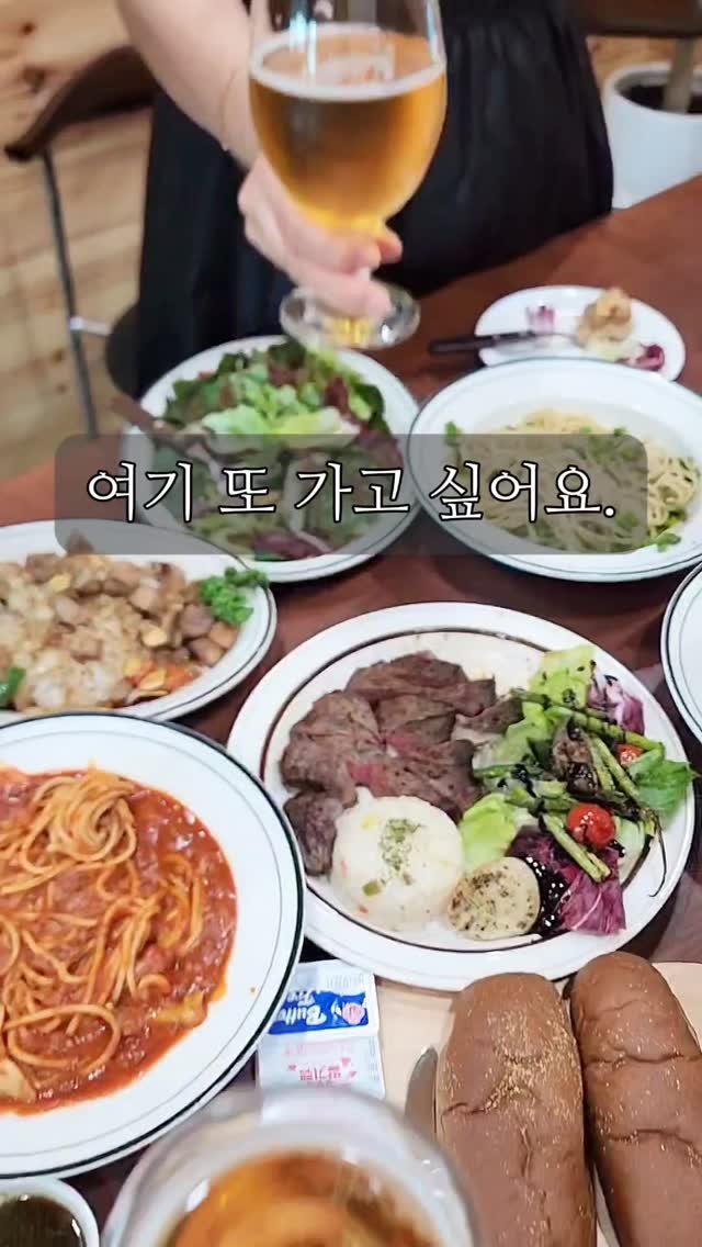 #광고 의성 여행 필수 코스! #의성푸드빌리지 🌟

의성 푸드빌리지는 먹고, 마시고, 즐기고, 소통할 수 있는 
의성의 대표 복합 문화공간이에요. 

특히 아이와 함께 방문하거나, 연말 모임 장소로 딱!

🍽️ 1층 의성 스테이크 하우스

육즙 가득한 의성 스테이크와 
색다른 마늘쫑 파스타는 꼭 맛봐야 할 시그니처 메뉴!

가족, 친구와 함께 여유롭게 즐길 수 있는 
넓고 세련된 공간까지 준비되어 있어요.

☕ 2층 카페유에스

의성 특산물을 활용한 시그니처 음료 
진쌀라떼와 진사과사이더는 눈과 입을 모두 만족시켜요.

따뜻한 라떼의 고소함과 
사과 사이더의 상큼함으로 의성의 맛을 느껴보세요.

🎈 3층 & 4층

3층은 간단히 즐길 수 있는 공간, 
4층은 지역 주민과 소통하며 특별한 경험을 할 수 있어요.

의성에서 먹고 마시며 추억을 쌓고 싶다면, 
푸드빌리지로 무조건 가야죠! 

특히 아이와 함께 가볼만한 곳을 찾는 분들께 강력 추천합니다.

👉 맛있고 특별한 하루를 원한다면 지금 바로 방문해보세요!

#의성여행지 #의성가볼만한곳 #의성양식 #의성파스타 #의성대형카페 #의성키즈카페 #의성스테이크하우스 #의성카페유에스 #의성여행 #의성푸드빌리지 #의성연말모임 #의성핫플 #가족여행추천