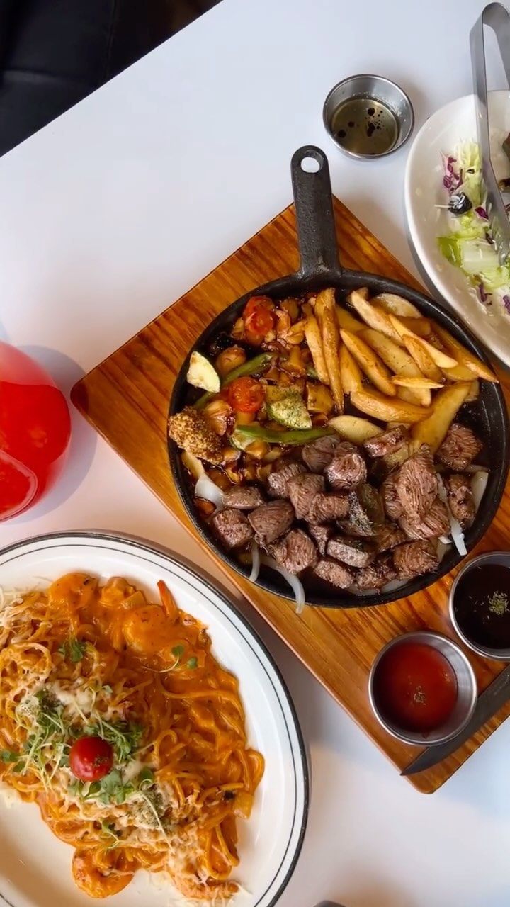 #협찬 
 
 
 
 
은우 어린이집때부터 엄마들 모임으로 자주 간
#신월성맛집월성동맛집 am !!!
 

아이들이랑도 종종 오는데
이날은 은우 친구 엄마랑 크리스마스 전
손톱 색칠하기 전 브런치를 하려고 만났다 :) 
 
 
둘 다 아침 10:30 부터 해비한거 먹는다고 
을매나 신이 났는지 ㅎㅎㅎ 
 
 
 
부채살 스테이크는 미디움레어로 부드럽고 
샐러드는 완전 상콤상콤 !! 
쉬림프 로제 파스타는 매콤 꾸덕한게 최고최고 !! 
 
 
 
최근 먹은 파스타 중 최고 !! 
기본이 신라면 맵기라 해서 시켰는데 맵긴 매웠지만 
꾸덕한게 완전 내 스타일 ❤️
 
 
 
 애들이랑 또 가야지 :) 
 
 

 
  #상인역맛집대구브런치달서구맛집대구월성맛집