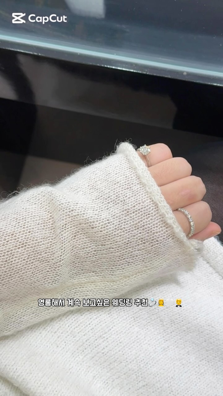 #협찬 웨딩링 구경갔다가 영롱함에 반하고 온..☺️🤍💍

청담동에서 20년 매장을 운영하고 서대문으로 이전한
다이아몬드 전문 & 웨딩밴드 커플링 전문 @espacegem 

불어로 꿀이라는 뜻을 가진 미엘 라인의 웨딩링은
벌꿀집을 모티브로 한 밴드 측면의 디자인과 함께
소재,넓이,컬러,텍스처 등 다양한 형태로 선택이 가능해요.

평범한 다이아와 다르게 다이아몬드의 빛을 방해하지 않도록 한
시그니처 웨딩링인 ‘아잘리아 웨딩링’은 반지 안쪽에 있는 순금(Fine gold 24k)각인으로 정품임을 확인할 수 있어요.

평소 화려한 스타일은 잘 하지 않는데 직접 여러 디자인을 착용해보며 친절하게 설명해주셔서 취향도 찾을 수 있었어요.
예비 신랑, 신부님들께 추천드려요👰🤵 #에스파스잼 

#1캐럿다이아몬드 #GIA다이아몬드 #7부다이아몬드 #프로포즈링 #다이아전문샵 #청담웨딩밴드 #청담동20년예물샵 #결혼예물 #웨딩밴드 #1캐럿다이아반지 #다이아반지가격 #리세팅전문