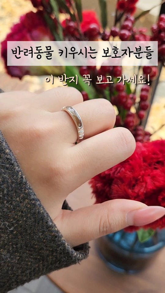 #협찬 벌써 보리엘리가 내년이면 11살이라니🥲

함께 하는 시간이 많아도 부족하게 느껴지는 요즘, 눈에 들어온 러브릿지✨️ @loveridge__e

반려동물의 흔적을 소중한 추억으로 담아주는 세상에 하나뿐인 반지라니 그냥 지나칠 수 없죠! 프리미엄 레진과 실버925로 만든 소중한 반지에요❣️

약3주정도 소요되었고 기다리는 동안 설레이는 기대감과 받았을때의 그 감동 말로 표현할 수 없어요🥰

그 어떤 반지보다 소중하고 특별한 너의 흔적,
이보리! 이엘리! 오래오래 함께하자💍✨️ #나지금청혼하니

 #러브릿지 #반려동물 #흔적 #강아지 #리트리버 #대형견