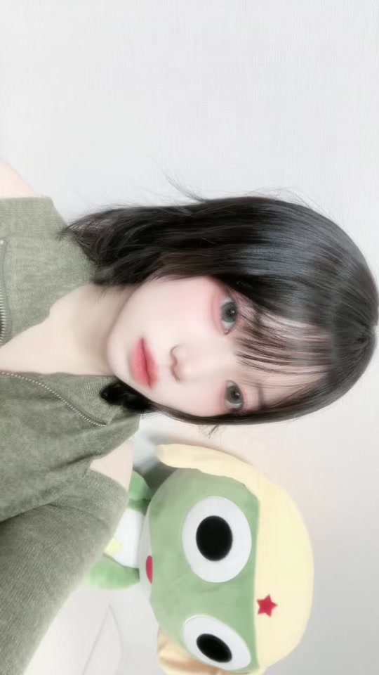 #광고#오로라렌즈#OLOLA#IDIFF#아이디프#미유#MEOW#냥이눈렌즈#고양이눈렌즈#컬러렌즈#학생렌즈 사바나 그린&사바나 브라운  ✔️그래픽 직경 13.2mm 과하지도 않고 마냥 자연스럽지도 않아서 더 예뿌다 특히 여러 컬러들이 합쳐져 만들어내는 마블링 포인트가.. 크.. 💗 오묘하고 신비로운 분위기 연출할때 완전 꿀템일듯싶고, 두께도 얇은편이라 이물감 거의 없음!!  평소에 하이라이트 디자인 들어간 렌즈 좋아하는데 일반렌즈는 계속 돌아가는 거 신경 써야대고 축고정 렌즈는 이물감 느껴지는 게 많아서 오래 못 꼈음 근데 얜 어디로 돌아가든 예뻐서 신경 안 쓰이니 더 좋넹  https://o-lola.co.kr/