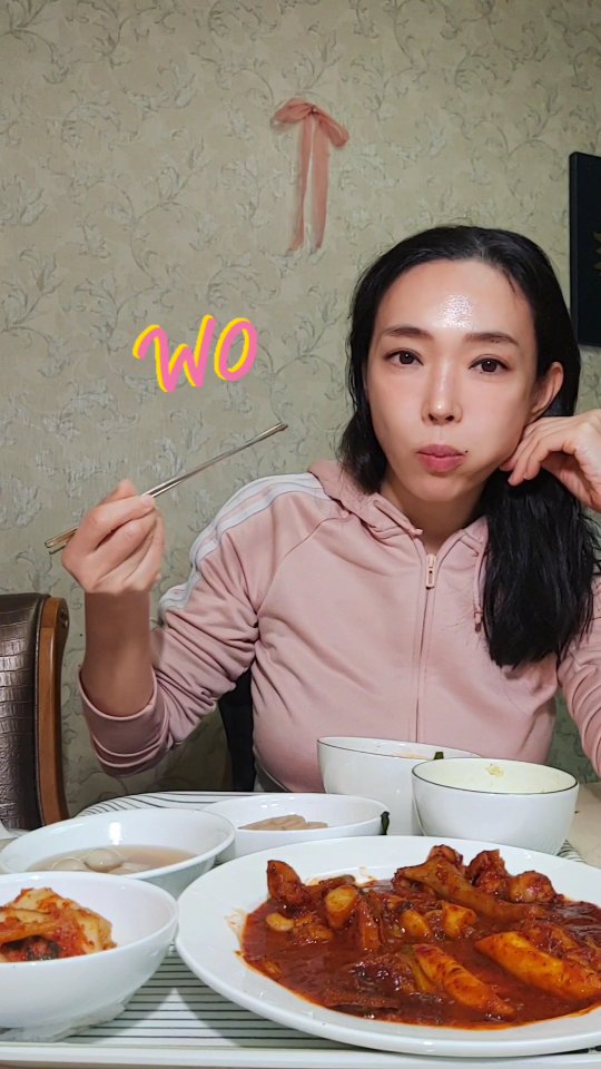 #협찬
스트레스 풀리는 개운한 매운맛이
입안 가득하도록~🔥막 씹고 싶을 땐
오징어를 드세요~ #조가네갑오징어 👍
그 유명한 갑오징어 전문점의 요리를
집에서 휘리릭 간편하게 볶아서 드세영!
😋
괜히 18년 노하우가 쌓인게 아니죠~
캡사이신이 아닌 국내산 고추가루로
매운맛을 깔끔하게 낸 특제소스에,
두툼하면서 부드럽게 살살 녹는 갑오징어,
남은 양념에 밥까지 볶아먹는 콜라보 미침!!
🥘
👉 @joganesea
#갑오징어볶음 #갑오징어 #갑오징어레시피