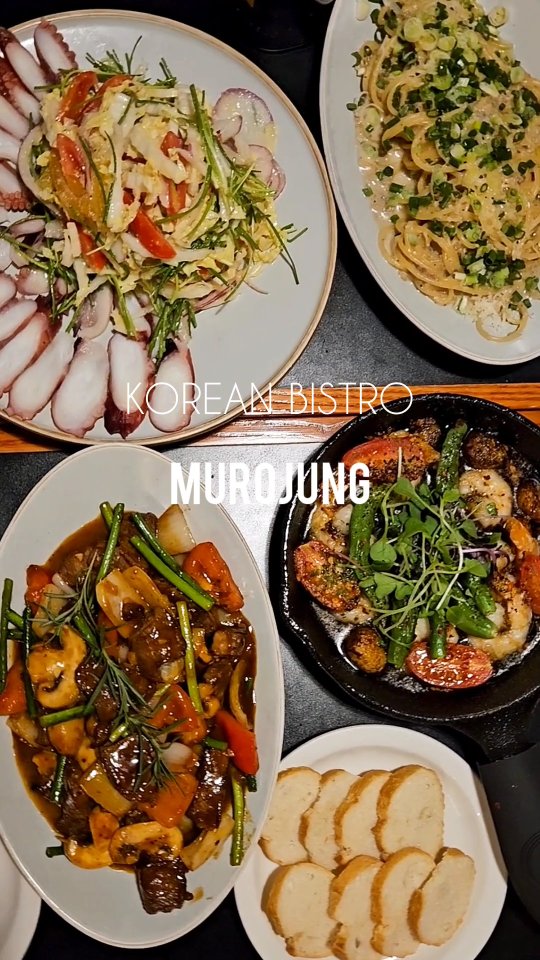 #협찬 분위기 좋고 음식도 맛있는데 콜키지프리까지 되는 성수동 퓨전한식 다이닝 와인바

무로정 성수낙낙점

네이버 예약 후 방문하면 귀여운 미니 생화 꽃다발💐에 생일자에게는 무료 글라스와인🍷 이벤트까지

주종 상관 없이 1병은 콜키지프리로 이용 가능

분위기도 좋고 주차도 편리해서 연말 모임장소로도 딱 좋은 곳

@bar_murojung 

#무로정 #성수동와인바 #성수동콜키지프리 #성수동맛집 #성수동술집