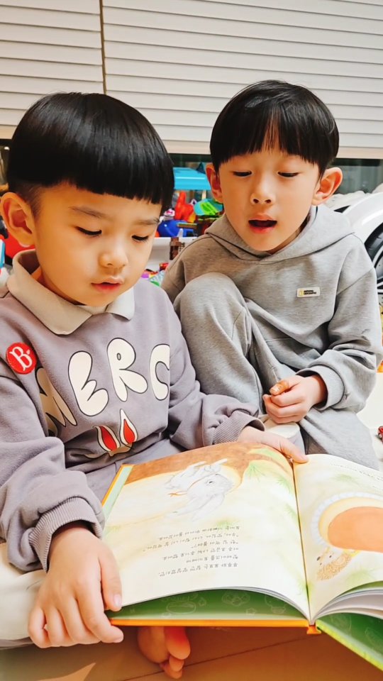 #도서협찬

냥스타는 수배 중
울퉁불퉁 핫케이크

기탄 키바 창작그림책 <울퉁불퉁 핫케이크> 4~7세 아이들을 위한 그림책을 아이들과 읽어봤어요. 핫케이크 만들어 볼 사람! 이라고 물어보니 '저요! 저요!' 다음날 유치원 하원 후 아이들과 핫케이크도 만들어보고 맛있게 간식으로 나눠먹었답니다😋😋 쌍둥이 고슴도치 푸푸와 포포가 만든 핫케이크는 세상에서 가장 부드러운 핫케이크로 친구들에게 조금씩 나눠줬지만 할머니 생일선물로 가져간 핫케이크는 훨씬 더 예쁜 모양으로 변신🍰🎂✨ 기탄교육 공홈에서 구매시 선착순으로 오뚜기 핫케이크를 증정하니 그림책도 읽고 핫케이크도 만들기🥞🥞

<냥스타는 수배 중> 책도 읽어봤는데 초등학생들이 읽기 좋은 책으로 5살 7살 아이들이 살짝 어려워하더라구요. 만화책처럼 되어있으며 세상에서 가장 핫한 고양이이자 냥튜브 스타 크리에이터 '깜찍이 여신'으로 갑작스럽게 누명을 쓰게되어 도망을 다니는 이야기로 sns 양면성으로 보여주면서 인터넷 스타의 위기를 익살스럽게 그려냈답니다. 도서 구입시 '깜찍이 여신 틴케이스 필통'을 증정하니 재미있는 만화책도 보고 사은품도 받아봐요👍

또한 기탄교육 공홈에서는
🎄한뼘전집 우리전래동화( 50권 바인더박스 )
+출간 기념 열독북클럽 3개월 이용권 증정✨
https://www.gitan.co.kr/Goods/Detail?id=28556

📚@gitan_official_
#크리스마스선물 #크리스마스이벤트 #키즈바이브 #기탄출판 #기탄교육 #냥스타는수배중 #울퉁불퉁핫케이크 #키바 #창작그림책 #초등그림책 #초등만화책 #유아그림책 #그림책 #책육아