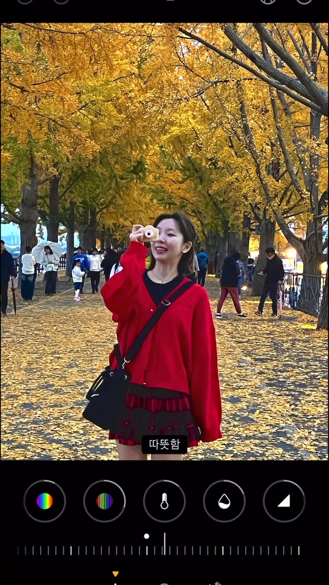 🍂🍁🍂💛

흐린날 은행사진 보정법 !!

노출 20
휘도 15
그림자 -30

대비 -35
밝기 -15
블랙포인트 -> 몽글몽글 느낌을 주려면 - / 심도 주려면 +

색선명도 30
따뜻함 10
색조 20

—————————

사진 속 장소는…
#아산곡교천은행나무길 입니다!

몇배.. 였는지 기억은 안 나지만 ㅋㅋ
핸드폰 카메라 줌해서
은행나무 가득하게 보이게
찍으면 예쁘더라구요 !!

(대신 화질은 좀 안좋아졌습니당🤣)

💛💛💛💛💛
11월 중순에 방문했어요 !!
💛💛💛💛💛

프로필 링크 블로그에
뚜벅이로 방문한,
자세한 후기 적어놨습니당~

—————————

@chae_kki_out 
@chae_kki_out 
@chae_kki_out 

—————————

#은행나무길 #곡교천은행나무길 #채키라웃_사진꿀팁 #채키라웃_아산 #채키라웃