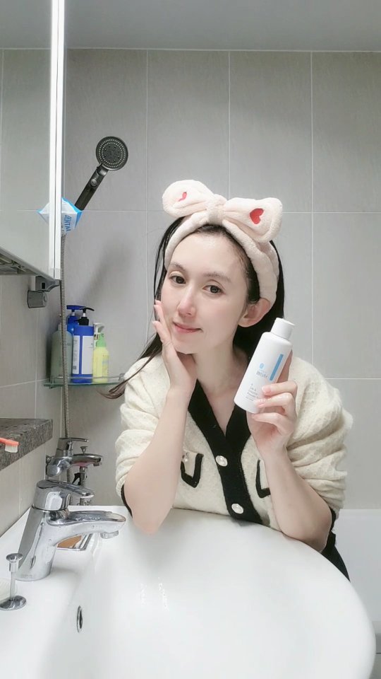 요즘 날씨가 추워져 
까칠해진 피부 관리가 필요한 시기
메이크업도 지우고 모공클렌징도 하고
클렌징버블팩으로도 가능한
#내가조아하는 #실크효소파우더클렌저 

피부가 예민해서 트러블이 생길때
피부가 푸석하고 메이크업이 들뜰때
각질관리는 하면서 건조해지지않는 
실크효소파우더 세안제로 실크피부 만들래요

미세한 입자의 효소파우더로
묵은 각질을 분해하고 모공을 깨끗하게
피부는 부드럽게 해주며 세안후 당기지않아요
실크 아미노산은 피부의 수분은 유지하는데
도움을 주어 맑고 촉촉한 피부로 케어해준답니다

동전크기정도의 파우더를 손바닥에 덜어
미온수와 함께 손에 문질러 주면
풍성한 거품이 만들어져요~
얼굴에 부드럽게 마사지하고 세안하고
미온수와 함께 씻어내어주면 촉촉하고 매끈한 피부

다양한 실키 효소 파우더 활용팁!!
☞아침엔 물의 양을 늘려서 크림처럼 만들어
모닝클렌저로 사용하기
☞저녁엔 물의 양을 줄여서 
알갱이를 다 녹이지 않아 스크럽 각질관리하기
☞거품기나 거품망으로 풍성하게 거품을 만들어
거품세안이라 거품팩으로 사용하기

순한 제품이라 아이들과 쓰기도 좋아서
온가족이 쓰기 좋은 파우더 클렌저랍니다^^

@myfavorite_official

#실크효소세안제  #파우더워시 #파우더클렌저 #세안제추천 #클렌저추천 #저자극클렌저
#효소세안제 #가루세안제 #실크파우더워시