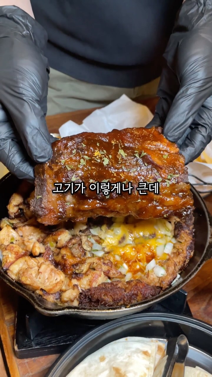 연남동에서 데이트맛집으로 여기
일단 추천해드릴께요🌮 파히타 찐맛집
⠀
고기가 진짜 부드러운 파히타는 원하는
대로 또띠아에 싸먹으면 존맛ㅠ저는 무
조건 과카몰리랑 소스 잔뜩 넣어먹어요!
⠀
치즈 잔뜩 넣은 타코도 정말 맛있었고..
한국인 입맛에 잘 맞아서 호불호없었고
가볍게 먹게좋은 베르다리따까지 최공👍🏻
⠀
🧳 연남동 베르데
🪧 서울 마포구 동교로 262-6 1층

#연남동베르데 #베르데연남 #연남동타코 #파히타맛집 #타코맛집 #연남동데이트맛집 #연남맛집추천 #연남동맛집추천