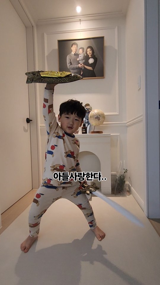 장꾸력 최상 우리아들..
멋진거 보여주깄다고 ㅋㅋㅋㅋㅋㅋㅋㅋㅋ
너무 사랑..스러워... ㅋㅋㅋ
눈좀 풀어줄래 ㅋㅋ
입에서 소리좀 그만내고..
#장꾸력만렙 #장꾸력 #네살스타그램 #네살멋짐폭팔 #멋짐폭팔 #네살에게멋짐이란 #내사랑받지후 #사랑스럽지후 #장꾸아들 #사랑스럽다