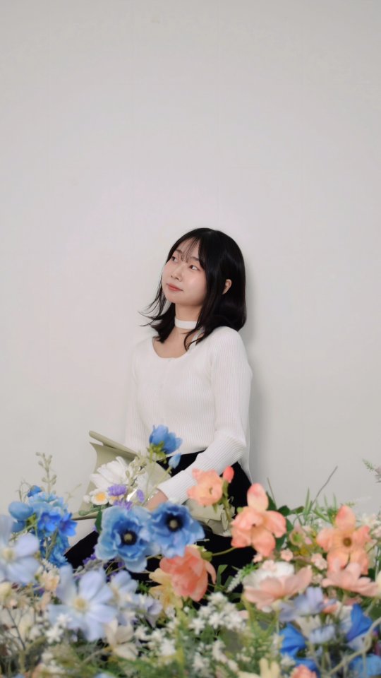 겨울에도 꽃 피는 꽃갈피 사진관 셀프사진 🤍

📍플레이스 정보
@flowerga1pi

🤍 체형 정보
- 158cm 43kg
- 봄웜라이트 직선형 체형 

👗 착장 정보
- top : @8seconds_official
- skirt : 지유 GU

#20대여자코디 #겨울데이트룩 #겨울니트코디 #흰색니트 #흰색니트코디 #겨울니트티 #겨울니트추천 #연말파티룩 #크리스마스룩 #생일파티룩 #20대여자데이트룩 #프로필사진촬영 #프로필사진잘찍는곳 #프로필사진의상 #셀프프로필 #셀프프로필사진 #셀프프로필촬영 #송파사진관 #꽃갈피사진관 #에잇세컨즈 #지유 #GU