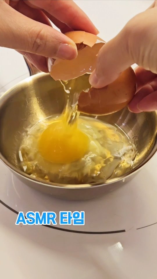 미니스텐팬 첫 개시!!
팬이 작아서 인덕션5-6으로 1분정도만 예열해도 충분합니다~  기름두르고, 전체적으로 온도를 균일하게 맞춰줄수 있도록 롤링롤링.
이거면 끝이에요~  절대 눌러붙지 않아요오옹?
무서워하지 말아요

#계란후라이는
#코팅팬말고
#스텐팬에해보세요
#아주굿이에요
#짱이네집밥

근데, 마이크야 너 어디갔니..좀 이젠 나와주라아아~