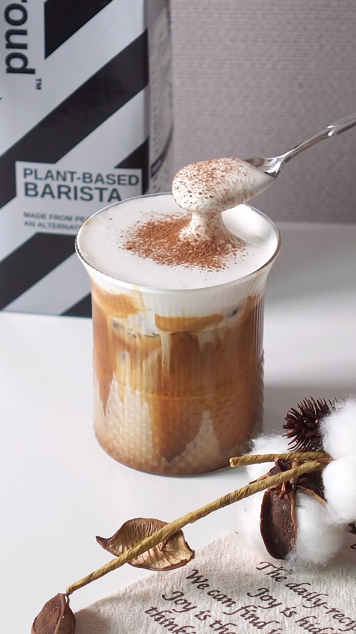 피넛크림소이라떼 Peanut cream soy milk latte🥜🥛

고소 + 고소한 조합😌

📝재료 lngredient
(피넛크림)
땅콩버터 15g Peanut butter
크림 60g Cream

(소이라떼)
얼음 Ice
두유 120ml Soy milk
에스프레소 2shot Espresso

(그 외 재료)
코코아파우더 Cocoa powder