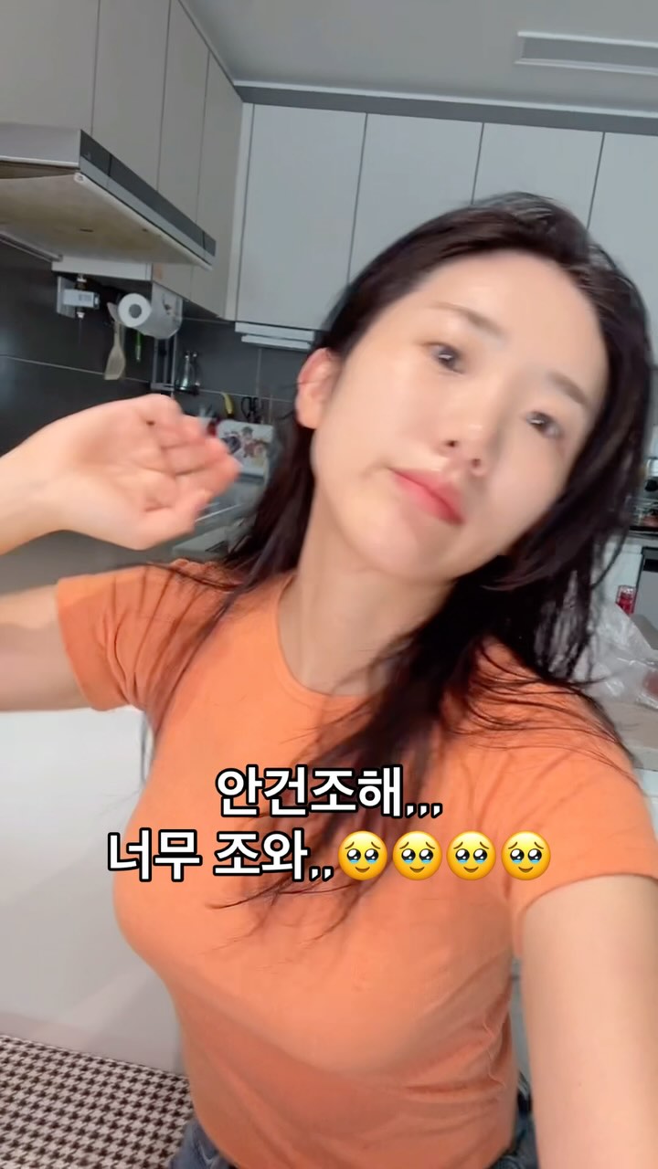 에스테틱,피부과관리실원장님들께만 유통되고 구입가능한 멜로시라미스트💦

요즘 유행하는 물먹화장 저도 해보았는데여,,, 
이거 및친 너무 좋쟈냐,,,,,,?!?

미스트 범벅으로 뿌린다음에 파운데이션이나 비비 냅다 비벼벌기!!
화장이 안먹을것 같았는데 점점 흡수되면서 촉촉하게 남아있어요!!! 

싱기방기🤔🤔🤔🤔🤔

물론 모든 미스트로 하는 방법은 같겠지만! 어렵게 구해온 공구만큼
이거 진짜 추천하는 이유 멜로시라미스트 만의 장점 

✅일반 메이크업 픽서는 화장한 위에 아무래도 뿌리기 때문에 노폐물 피지로 인해 미스트와 섞이면서 위생적으로 미생물을 증식시키는 문제가 있는데!! 
미스트에 들어가있는 특허성분 멜로시라 성분이 미생물 99.9프로 사멸시켜주는 효과 

그래서 꼬옥 화장한 위에도 물광으로 계에속 뿌릴수 있는 유일한 장점 ! 

✅0.00무자극 엑설런트 등급의 모든 피부 자극없이 사용가능한 미스트

✅멜로시라는 주름개선효과 특허까지 가지고 있는 신비로운 물질

현 독일에서는 정말 먹을 정도로 좋은 성분인 멜로시라 한방울 만으로도 그 효과는 대단하다구 해여!!! 

시중에서는 구매할 수 없다는 점 현 공구링크를 통해서만 구매가능하고 

1ea-> 43,900원 이지만 현재 공구링크에서는 만원대,,,!!!

컴팩트한 사이즈로 가지고 다니면서 뿌리기에 대박 완전 추천드려요 

주말까지만 연장합니 꼭 놓치지마세요!!!!!!!!
.
.
#미스트#픽서미스트#물광미스트#주름개선미스트#미스트공구