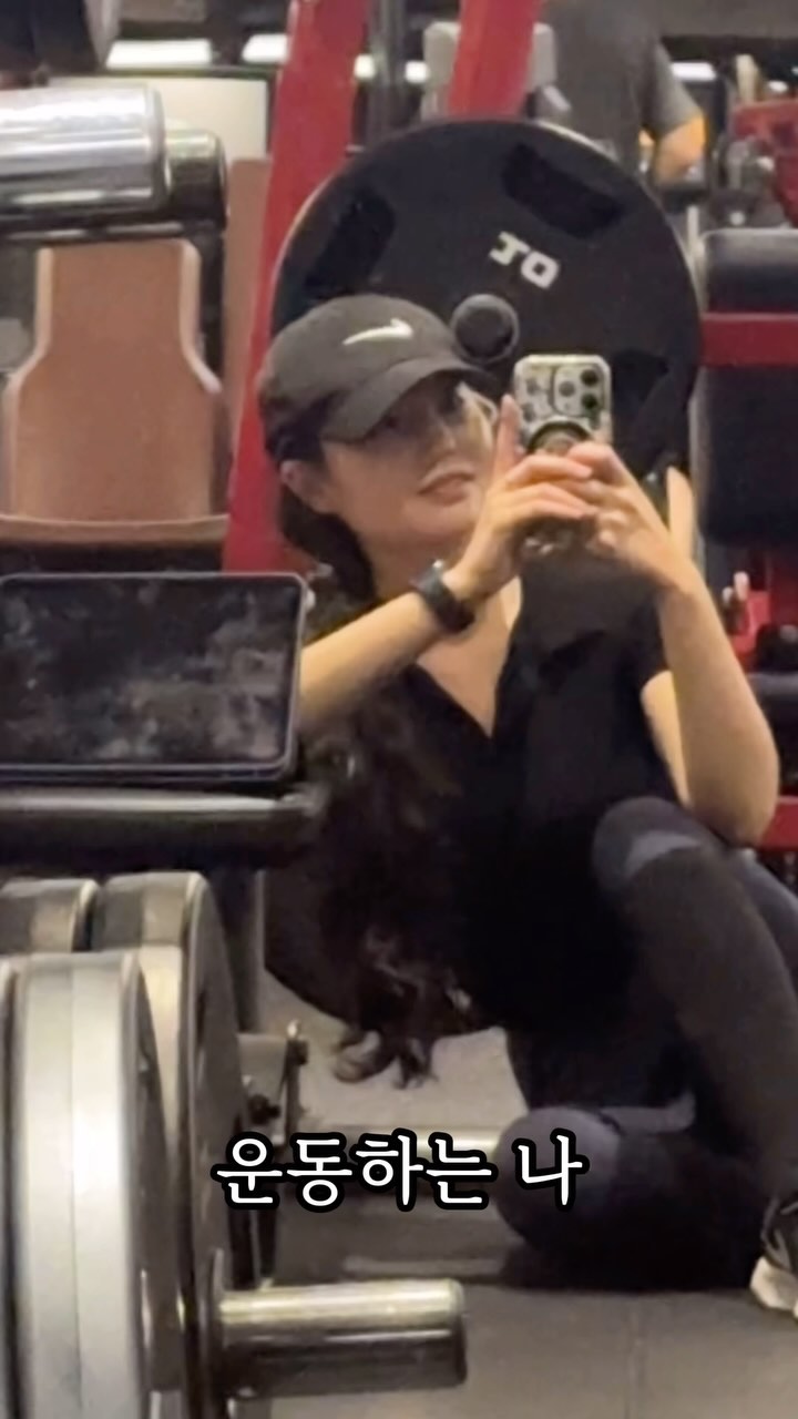 다이어트한다고 했지 식단 한다는 말은 안 했으니까..ㅎㅎ

💪 PT @moda__s.h 
🏋️‍♀️ 헬스장 @ablegym_apgujeong.r 
👗운동복 상의 @conchwear 하의 @xexymix 
🧢모자 @nike