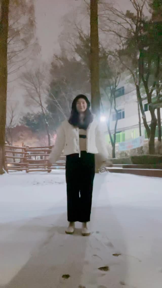저기 하얀 눈이 내려☃️
.
.
.
#겨울 #눈 #겨울챌린지 #dancechallenge #더보이즈 #화이트 #☃️