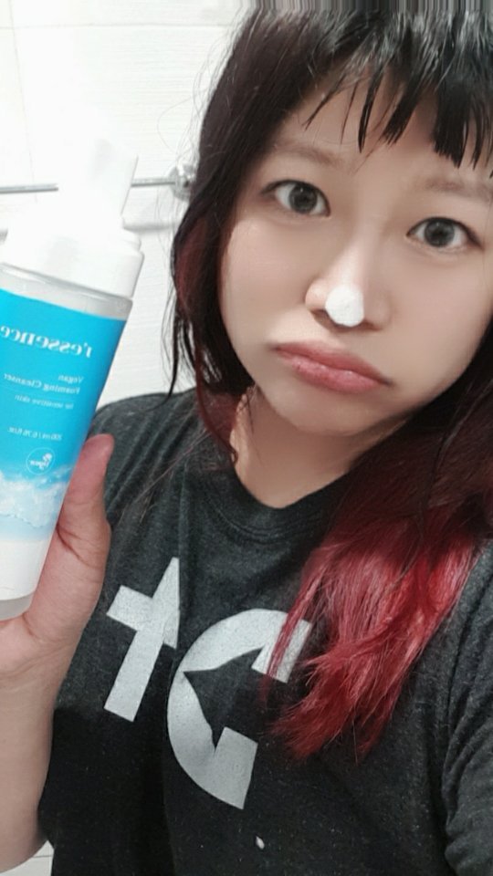 #첫줄 #협찬
 부드럽고 풍부한 거품과 색소와 향료도 뺀 저자극 처방으로  온가족이 함께 사용할 수 있는 '비건 거품형 클렌징 폼'

-친환경 원료(비건 인증 원료, EWG 최고 등급 Green등급 원료)로 만든 클렌징 제품
-일시적 혹은 만성적으로 민감한 피부를 위한 저자극 클렌징 
-전문시험기관의 저자극 테스트 완료한 민감성 피부용 클렌징
- 제주용암해소와 해조류 성분을 통한 피부 보습 효과로 당기지않는 촉촉한 보습을 유지할수있어 좋아요

#일상 #소통 #뷰티 #보컬트레이너 #뷰티템 
#jejurepublic #제센스 #비건클렌징폼 #저자극세안 #온가족세안 #EWG인증 #거품형클렌저 #촉촉한피부 #자연성분 #약산성클렌징 #클렌징템추천