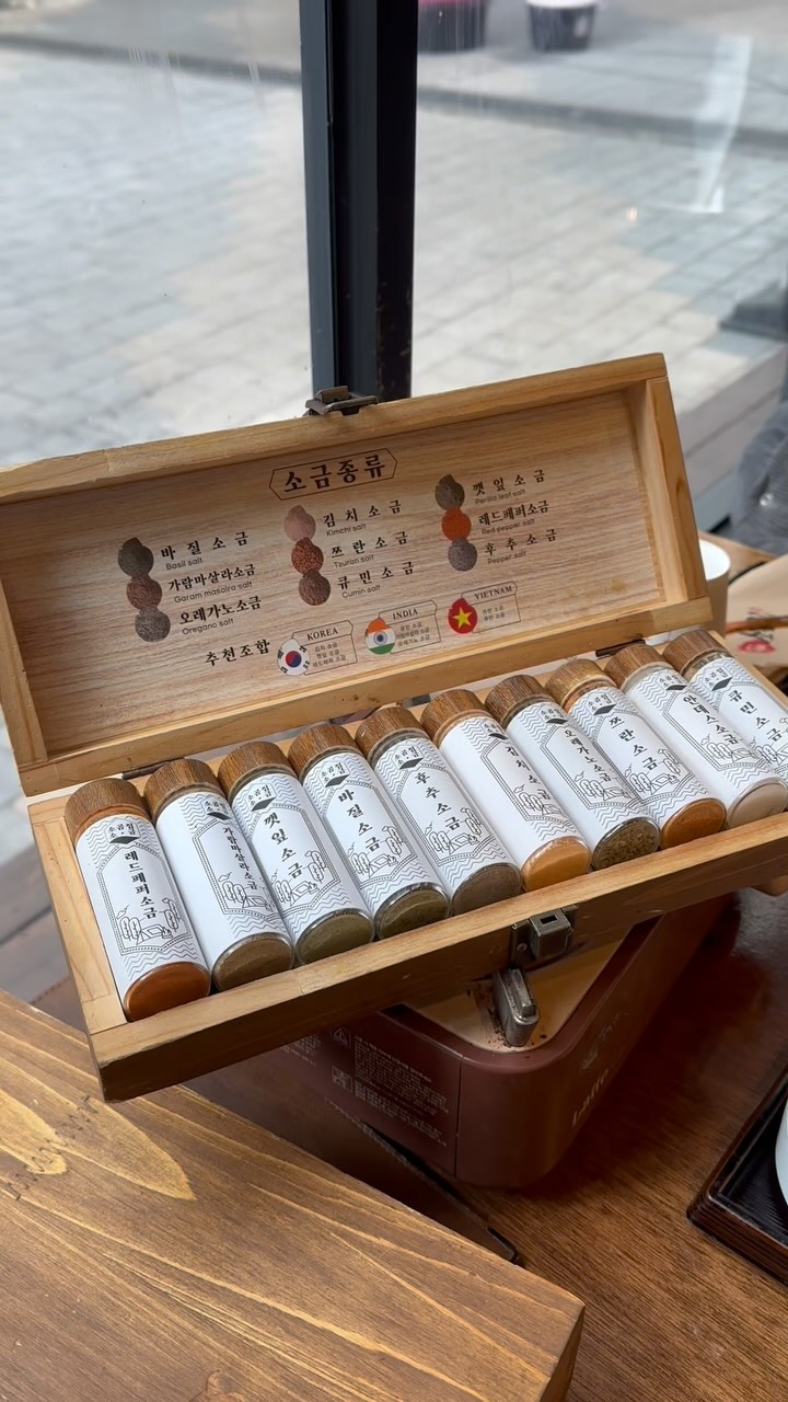 #협찬 #소곰집 
삼겹 부위 중 지방과 살코기의 황금비율 1번에서 8번대 까지만 정형하여 사용한다는 갈비삼겹 !!!!! 🤍
300도 이상의 무쇠 그릴에서의 초벌로 쫄깃한 식감과 풍미,
그리고 육즙까지 완벽하게 가둔 상태의 맛있는 고기 ㅎㅎㅎㅎㅎ
다양하게 제공되는 소금 페어링으로 재밌게 드실 수 있어욤 ✨
차돌된장찌개에 계란후라이 올려진 공기밥은 말해뭐해 🍳🍚
속이 싸악 - 정리되는 느낌 !

#소곰집동탄본점
📍경기 화성시 동탄중심상가1길 30 (반송동, 타래프라자) 1층
🚙 매장 앞 갓길 1시간 30분 무료
🕖 매일 16:00-23:00

#동탄맛집 #동탄남광장맛집 #반송동맛집 #동탄남광장고기 #동탄고기집 #동탄삼겹살 #동탄남광장삼겸살 #동탄목살 #동탄생맥주동탄회식