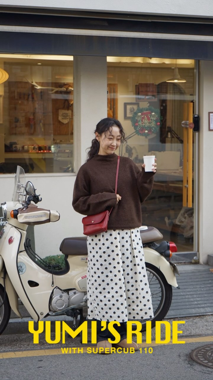 추운 겨울, 날이 살짝 풀렸을 때 
따뜻한 카푸치노 테이크아웃해서 마요에 앉아 즐기는 낮시간의 여유🛵❄️✨🤍
딱 이정도면 겨울 견딜만 한데 말이야…🤣🤣
.
.
#winteroutfit #bikelife #motocycle #supercub #ホンダ #スーパーカブ #