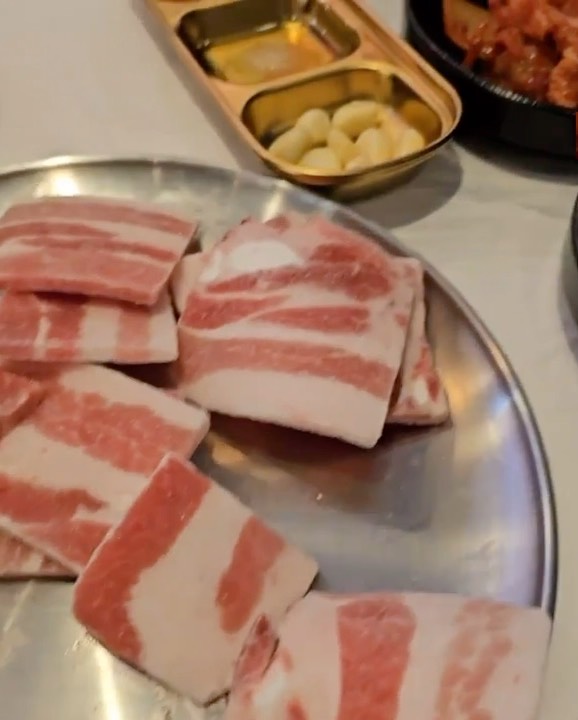 .
-
맛있는 냉삼집
.
고기는 말 할 것 없이 신선하고
.
샐러드 바에 다양한 종류의 야채들이
.
무한리필에 맛도 훌륭!
.
사이드로 시켜 먹는 비냉이랑 계란찜은 완벽 조합
.
아주 기분 좋게 맛있게도 식사 가능한 철산회관
-
#철산회관#철산역고기집#철산고기집#철산동고기집#철산동맛집#철산역맛집#철산맛집#철산동삼겹살#철산삼겹살#철산역삼겹살