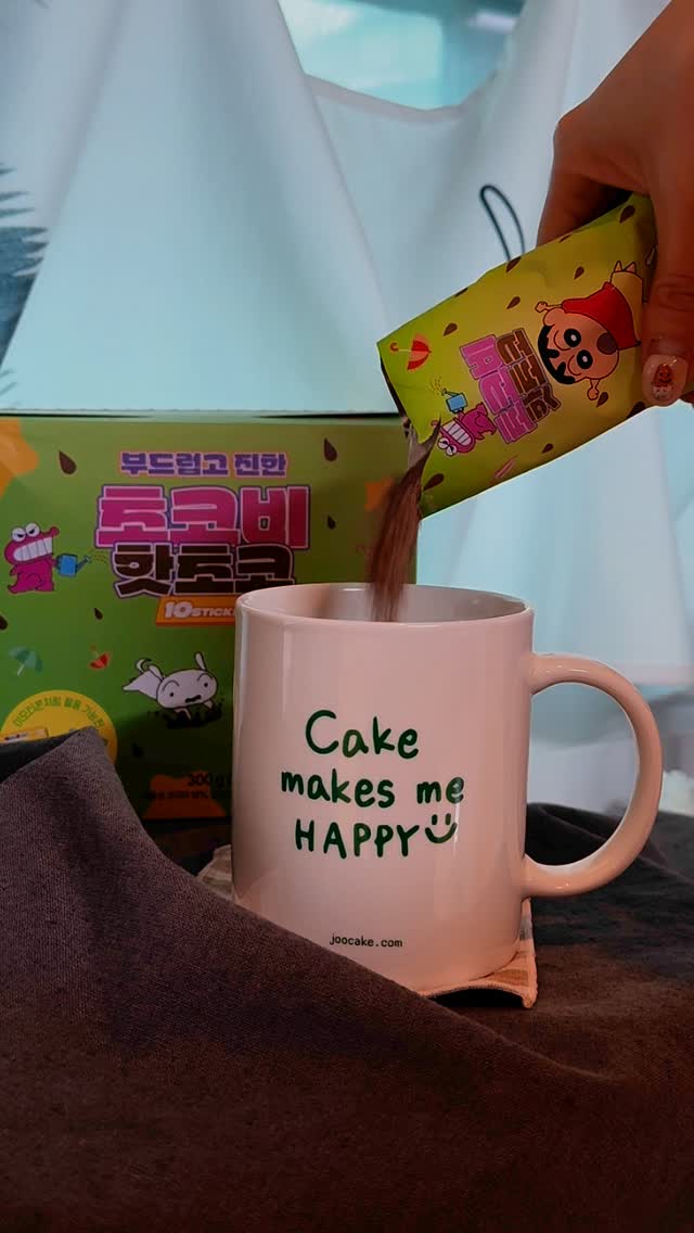 #협찬 이지만, 한 잔마시고 반해버려..🤎
-
어제도 춥고, 그제도 추웠지만 오늘 아침도 너무 추워서
따뜻한 핫초코 한 잔 하며 아침을 시작했어요

핫초코 먹으려고 열다가 랜덤카드도 발견했는데
짱구 친구들 카드인 듯! 너무 귀엽죠? 저는 유리 나왔어요

아.. 너무 춥고 손,발이 시리니까 진한 핫초코가 생각나는데
밍밍한 그런거말고 뭔가 진하다싶은 핫초코 말이에요...🤎

✔️네덜란드산 코코아 분말 17%
✔️코코아 매스 33% 추가

함유로 고급지고 진한 핫초코 맛을 이뤄낸 거 같길래 선택했죠
아.. 그래서 맛이 고급진 느낌이 있었구나 싶더라니까여ㅋㅋㅋ

뭔가 짱구의 귀여움과 진한 핫초코의 맛이
이상하게 잘 어울리는 조합이에요..?

요즘처럼 너무 추울 때는, 정말 이런 달콤하고 따뜻한
핫초코 한 잔 너무 소중하잖아요..☕️
우리 몸 좀 녹여가며 살아가자구요🫶🏻
.
.
.
#아로마빌커피 #초코비핫초코 #아이스초코 #아이스초코만들기 #핫초코 #짱구핫초코 #부드럽고진한초코비핫초코 #핫초코추천 #홈카페 #짱구핫초코 #달달한핫초코 #카페스타그램 #맛스타그램 #아이스초코 #아이스초코맛집