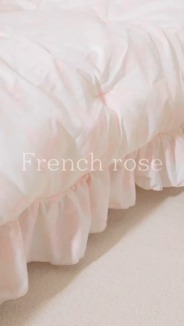 #협찬 
마틸라 차렵이불로 방 분위기 전환했어요🌸

마틸라 호텔프랑스 프릴 세미 차렵이불
프렌치로즈.

로맨틱한 빈티지 스타일의 프릴 차렵이불은
부드럽고 먼지 없는 세미화이바, 복숭아를 만지는 듯한 부드러움 촉감이 좋아 꿀잠 자기 좋아요🩷
깨끗한 국내산 솜을 사용하고, 포근하게 밀착 99.9% 클린 항균솜! 

포근해서 이불 안에만 있고 싶은 요즘🫢

분위기 전환이 필요할 때 차렵이불 교체해보세요-
마틸라 차렵이불은 마감이 깔끔해서 받았을때
기분이 더 좋았어요!

@maatila_living_design

#마틸라 #마틸라이불 #maatila #이불 #이불추천 #프릴이불 #프릴침구 #차렵이불 #사계절이불 #먼지없는이불 #마틸라침구
