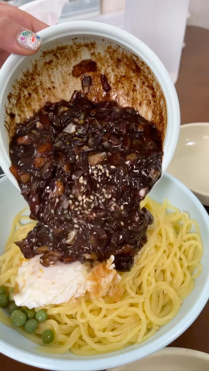 📍부산_부곡동
🏷️청해루 

옛날 짜장 탕수육 맛 노포맛집이에요!! 
면부장에 나오고 나서 더 유명해진 청해루 
간짜장 맛집🫶🏻 간도 덜쎄고 엄청 고~소함 
탕수육도 꼭 드세요❤️
.
.
.

#간짜장 #자장면 #짜장면 #중국집 #부곡동맛집 #부산대맛집 #청해루 #부곡동청해루 #부산맛집 #모꼬모꼬부산 #부곡동 #탕수육 #중식 #먹스타 #먹스타그램 #맛스타그램