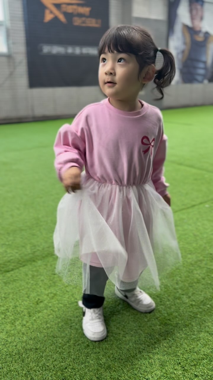 아빠 일하는곳 놀러와서 릴스 찍기🫶🏻
@gtc_baseball ⚾실내연습장에서 신나버림⚾️

공주들 아파트 보고 가세요🔥
(+마지막 킬포 꼭 보기 ㅋㅋㅋㅋㅋㅋㅋ)

#로제 #APT #아파트릴스 #연년생자매