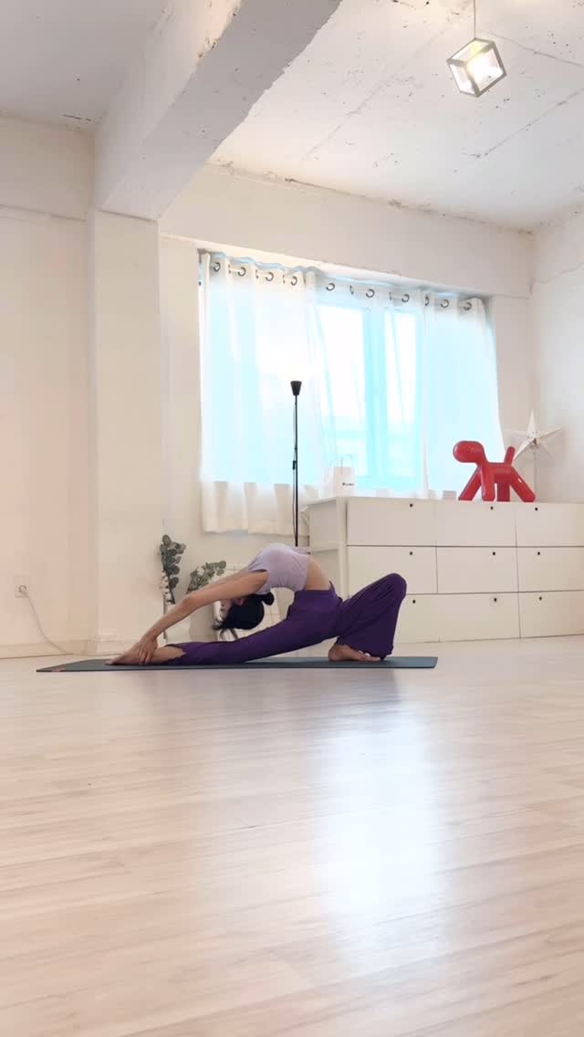 한때는✨ 요가라는 말만 들어도 마음이 벅차고 행복했던 날들이 있었어요♥️
아사나 하나하나에 담긴 의미를 지키는 것만으로도 충분했죠
그런데 이제는 그 행복이 더 넓고 깊어졌습니다 🌊
나 혼자만의 요가가 아니라, 함께하는 우리가 만들어가는 요가를 만들어 보려 합니다.
또 언제 더 넓은 세상으로 나아갈지 모르지만,
지금은… 이 소중한 마음과 연결, 그리고 이 순간들을 지켜가고 싶어요
요가는 그 자체로도 아름답지만, 우리가 함께할 때 더 빛나는 거니까요🙏🏻

조금 느려도, 천천히 나아가 볼게요:)

- 소그룹 월요반 신청 & 레슨 문의: DM으로 연락 주세요
- ~1/10까지 아영 굿즈 캘린더 판매 중 (이전 게시글 확인해 주세요)