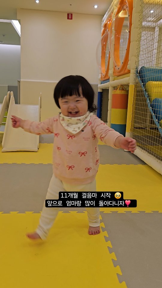 #11개월 #걸음마 시작
아장아장 걸어와 엄마품에 쏙 안기는 주하 ❣️
이 순간을 남길 수 밖에없다 🫶

#육아맘 #육아스타그램 #딸스타그램 #딸바보