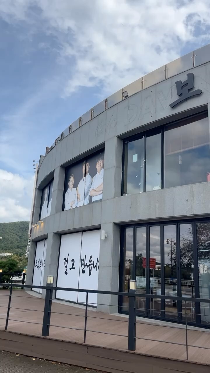 #협찬 경주에 세계 3대 요리학교 수석 셰프가 직접 만드는 돼지갈비 전문점이 있다고해서 다녀왔습니다!
 한국, 일본 식당 1,000곳을 벤치마킹하여 개발한 2세대 돼지갈비집 #보문갈비 꼭 가보세요☺️
연간 10만명이상이 방문하는 집답게 주차는 매장 앞, 뒤 50대, 인근 부지까지 100대 무료로 가능하고
육전이 가득 들어가있는 냉면과 떡갈비 세트 맛보고 왔는데 쫄깃한 면발의 자가제면이라 그런지  너무 맛있더라구요🫢

📌주소: 경북 경주시 보문로 529
📌주문메뉴: 선육후면세트 26000원(물/비빔 택2+ 수제떡갈비)
📌유아의자,단체이용가능,포장가능
📌운영시간: 매일 11:30-21:00(15:00-17:00 브레이크타임)
.
.
.
.
#경주맛집 #경주보문맛집 #경주월드맛집 #경주돼지갈비맛집 #경주냉면맛집