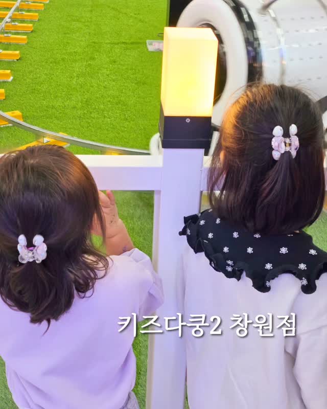 신상키카에 주말이라 사람이 엄청많았지만
5시되면 많이빠짐 넓어서 즐길거 다즐기다왓움 :)
낚시 5마리당 코인1개를주는데 탱탱볼뽑기가 코인 1개
코인얻을거라고 낚시랑 뽑기에 빠진떠영씨 ㅋㅋㅋ
근데 힘들게뽑고선 탱탱볼2개를 코인1개랑교환해버림..읭?