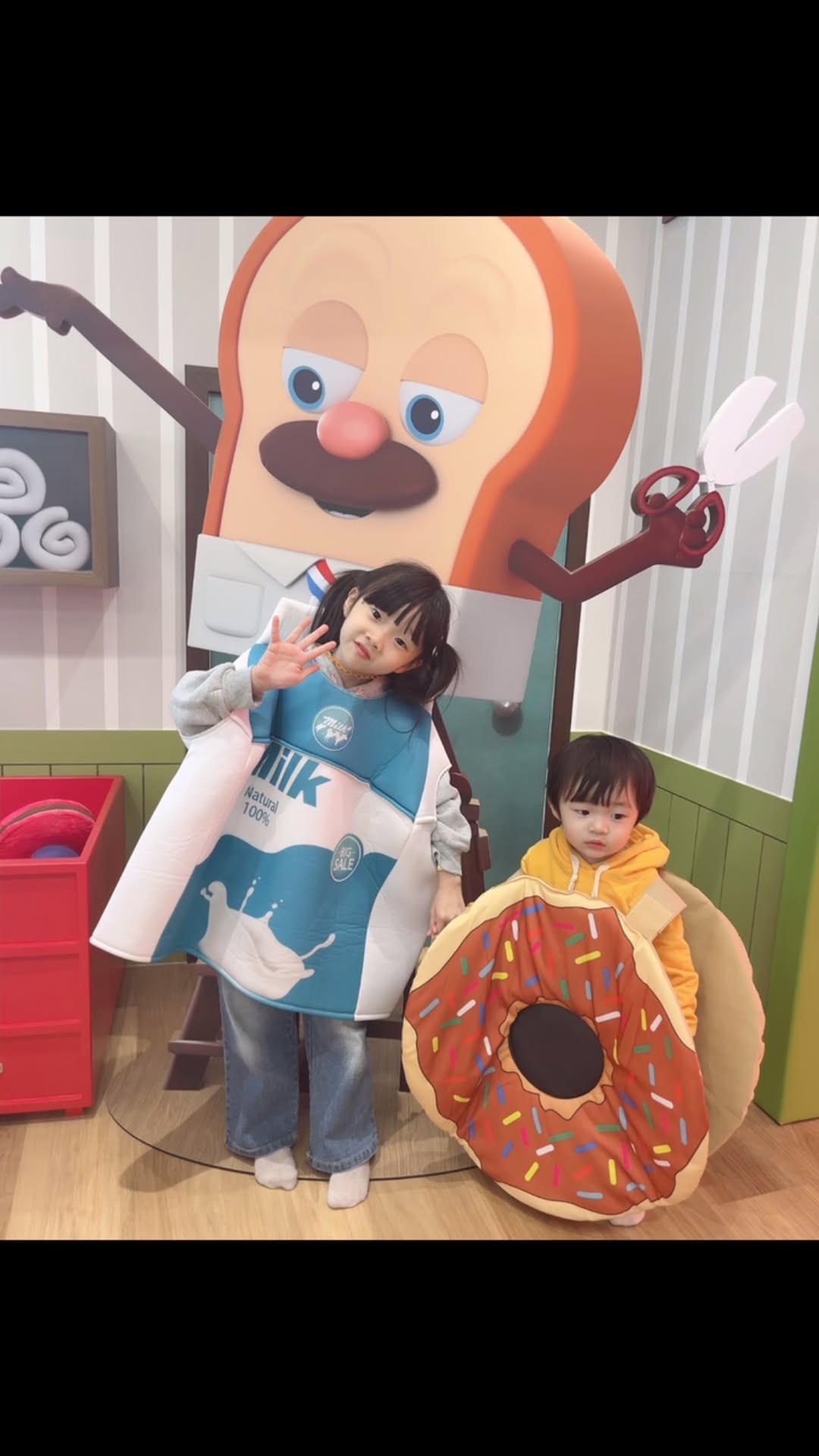 #예나그램 #예준그램

키카 첫 오픈 날 입장시간 전부터 줄 서서 기다렸다가 대기표만 받구
오후에 다시 입장했었는데
진~짜 넓구 놀거리도 많았답니다😀

아이들이 좋아하는 캐릭터라 중간중간 전시해놓은 것들도 구경하구
사진찍을 만한 포토존도 있어서👍🏻

3시간 놀아두 더 놀고싶어했다는 예나😀
다음엔 쿠킹클래스수업이라 마술공연도 보러 재방문할께요❤️

@breadbarbershop_daegu 

#유치원방학여덟째날 #브레드이발소키즈카페 #브레드이발소타운_대구파크에비뉴