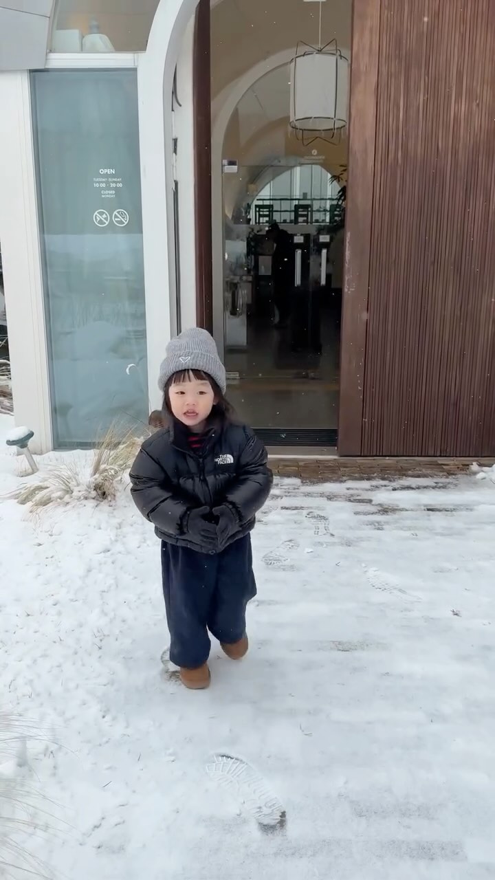 예전부터 가려고 저장해 둔 곳인데 
눈 오는 날 오니 더 좋았던 #모모다인오픈하우스 ☃️
커피랑 빵도 맛있어서 근처 갈 일 있으면 꼭 재방문 할 예정🫶🏻