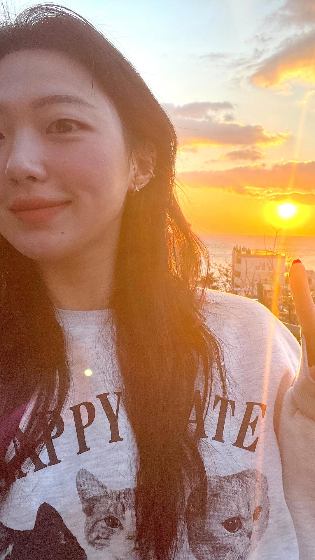 2025 새해가 떴습니다☀️

지나가는 사람이 건네준 따뜻한 새해 인사에 마음이 훈훈해졌습니다.
그 온정 덕분에 올 한 해가 행복할 것 같고,
저도 그 온정을 나누는 한 해가 되길 소망합니다.

✨ 새해에는 작은 인사와 배려가
우리 모두의 하루를 밝게 비출 수 있길 바라며,
오늘 떠오르는 해처럼 희망으로 가득 찬 2025년 되세요🍀

🥹스물여섯이라니,,, 난 그냥 말하는 감자인데,,😭

📍#속초 
#새해 #해돋이 #2025 #happynewyear #sunrise #reels #explore #travel #일상 #daily #selfie #ootd