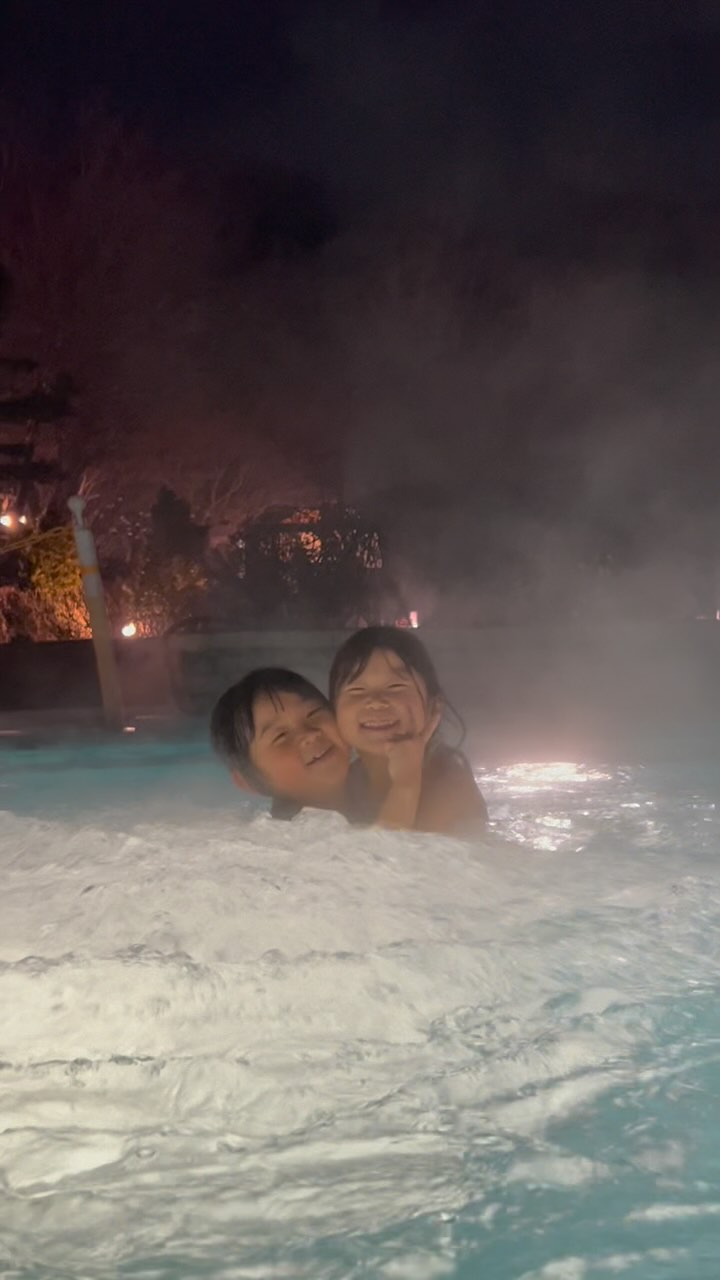 오늘은 정말 물놀이 안가고 싶었는데 황시연이 온천을 기어코 가어겠다고 계속 그래서 오빠가 #테르메덴 가자고해서 2시에 출발해서 다녀옴 ㅋㅋㅋ
정초부터 물놀이만 네번째옴 ^^ 내가 사람이 아니라 물개를 낳은듯 ㅠ
오기 싫었는데 막상 오니깐 수증기도 멋지고 물도 따뜻하고 넘 좋았다 ㅋㅋㅋㅋㅋㅋㅋ 

#겨울방학#방학스타그램