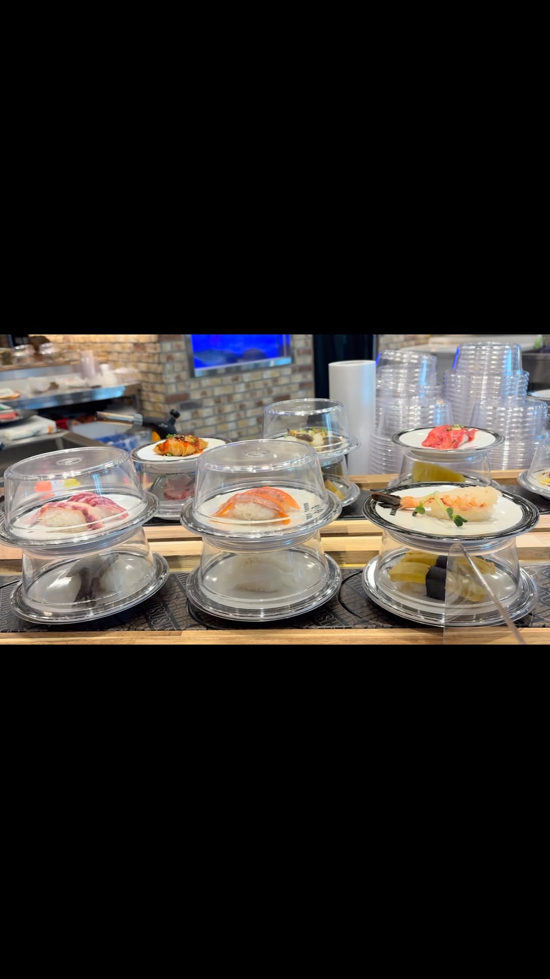 .
@mikadosushi_official 
레일 위에 환상의 초밥.
미카도스시 잠실새내점 🫶
오시면 완전 #럭키비키잖아!!!!!!

#미카도스시잠실새내점
#잠실새내맛집
#잠실새내가성비맛집
#잠실아이파크
#잠실새내회식장소
#잠실새내가족외식
#초밥1900원
#도전100접시
#종합운동장맛집
#잠실새내점심추천