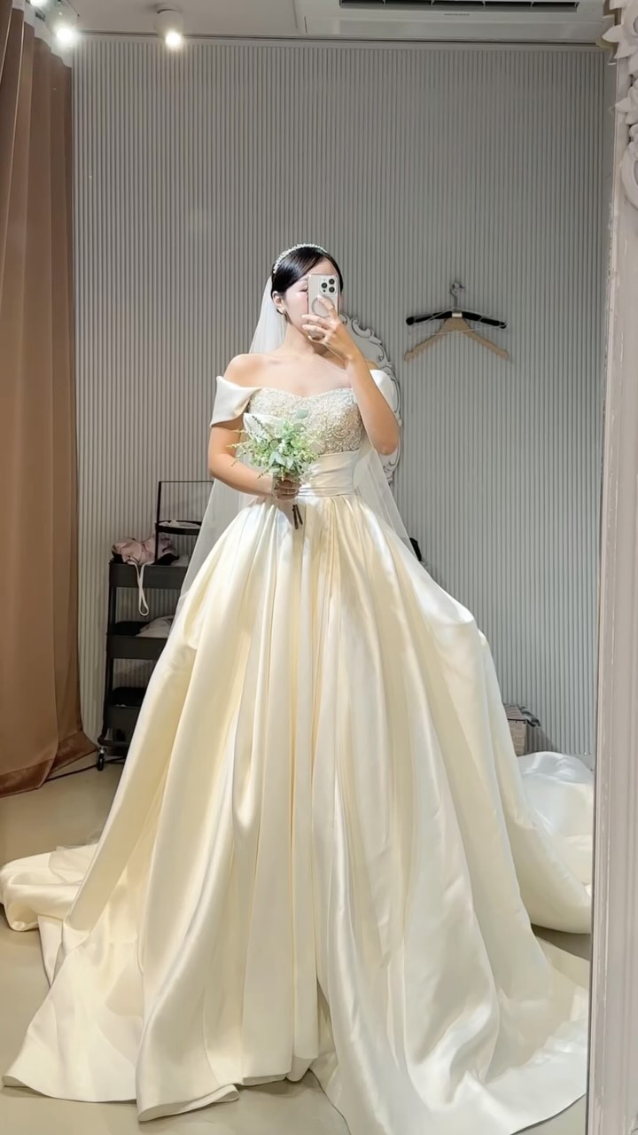 시간이 엄청 빠르게 지나가더라구요🫨

어제 본식 드레스 고르러 다녀왔슴댱🤍
파워 j는 한달 전엔 골라둬야 맘이 편안

난 아무래도 유니크한걸 좋아하는거 같아…
왜 몸이 하나라서 한벌만 입어야하는거야 🙁
더입혀줘 @keunnn_hyuk 

플래너님 찰떡 같이 빠른 피드백 너무 좋구요 
@sb_wed 
#세인트헬레나 @st.helena_official 
#본식드레스셀렉 #미카도실크드레스 #레이스드레스 
#웨딩드레스추천 #본식가봉