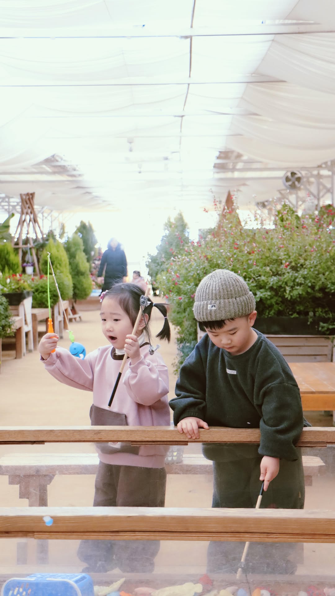 #아이랑가볼만한곳 🪻
.
.
.

원래 가려던 체험관은 주말 헬- 파티 예상 되서
가까운 곳으로 찾아갔던 #포시즌힐링팜🪴 

추운 겨울 실내 놀이터가 따로 없는 여기에서
낚시놀이도 하고 흙놀이터, 그림그리기, 방울토마토따기🍅
감자도 캐고 허브꽃비누만들기 체험, 기니피그랑 토끼 밥도 주고
많다 많아〰️ 두시간 순삭!! 아이들 만족도 높은 여기를 이제야 가보다니🫣

훈훈하고 다정한 직원분들께서 안내해주시는 때에 맞춰
체험도 하고 자유롭게 뛰어놀고 엄마빠는 커피수혈 힐링☕️

다 놀고 나오는 길, 여기 재밌었다고 또 오고싶다고
하는거보면 #아이랑갈만한곳 성공적 👍🏻
다음 계절에 또 오자, 약속🤎

📍포시즌 힐링팜 [예약제 운영 중🌟]
 경기 수원시 권선구 서수원로594번길 316-25
 ( 경기 수원시 권선구 입북동 584번지 )

📝기본입장료 - 네이버예약 감자캐기체험 등 현장에서 추가결제 후 체험 가능✔️

#수원가볼만한곳 #아이랑가기좋은곳 #육아일상 #주말일상