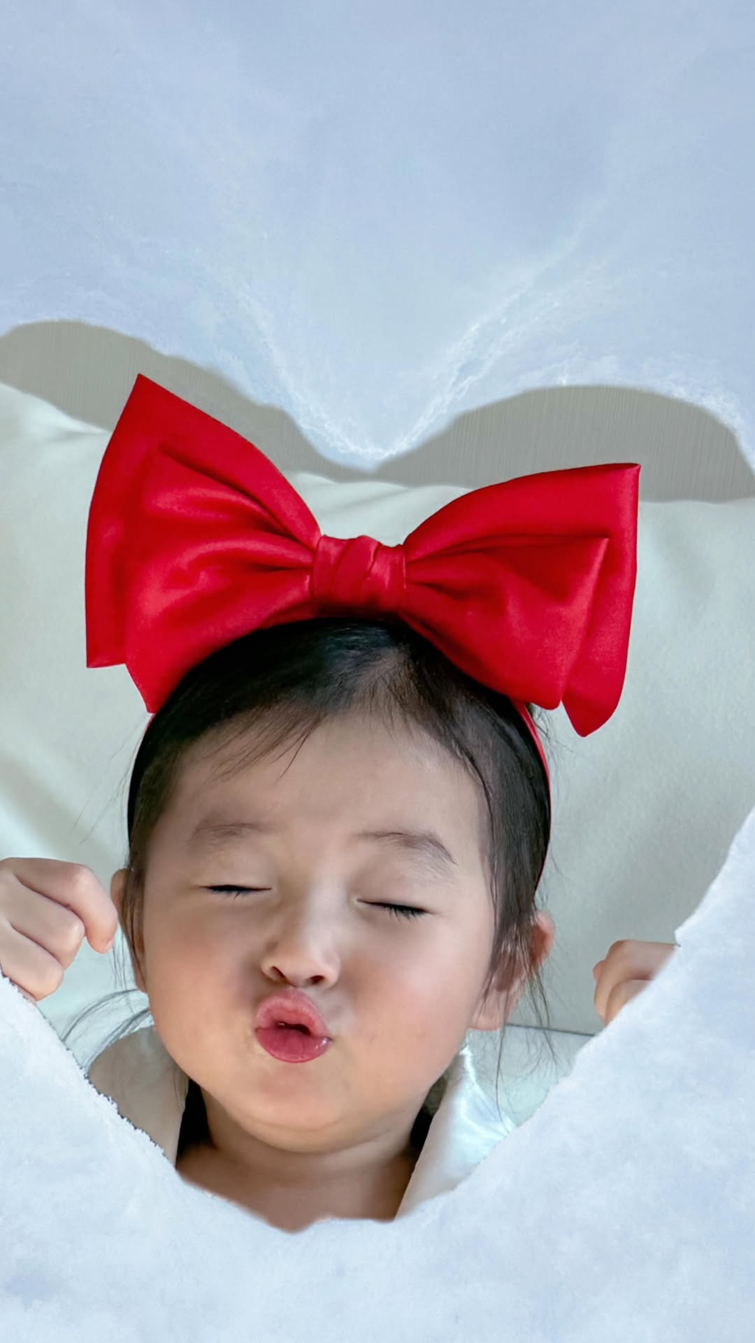백설다은
스토리에 올렸더니 ㅋㅋㅋㅋ 
다들 너무 재밌어해주셔서 피드에 기록해두기
갑분 상황극이 폭발하는 요즘
어린이집 가서 겨울에 동생이 태어난다고 하고
(상상이었다고 얘기하던데.... 음.. 내 배 때문인가??) 
5살 다은이 벌써부터 기대된다 얼마나 재미있을지!!🤍🫶🏻
-
#위드으니 #일상기록 #다은기록