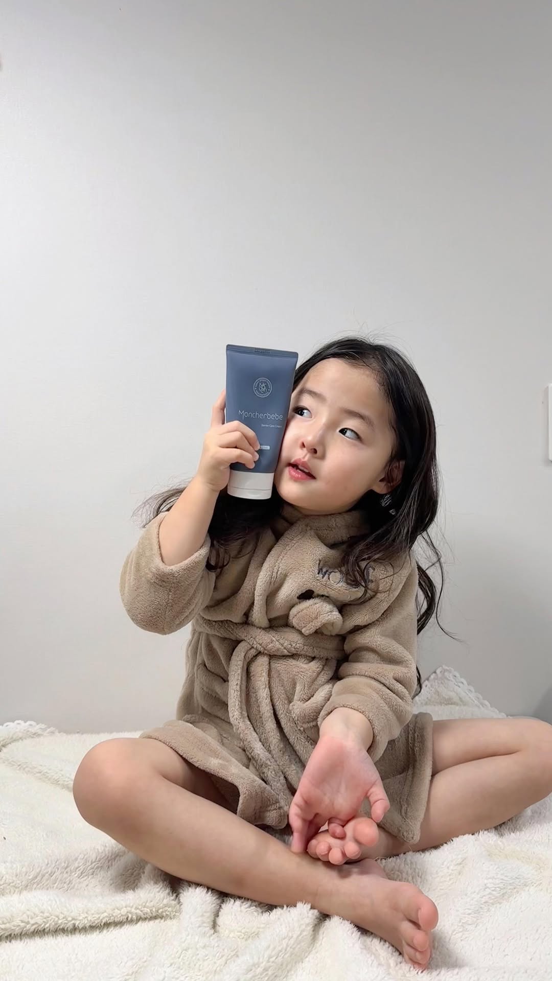 건조할때는 촵촵~! 
다은엉니처럼 몽쉘베베 베리어케어크림을 듬뿍 발라보세요!
꾸덕한 제형이지만 흡수 잘되고, 
촉촉하니 보습력 유지는 얼마나 좋은지 몰라요 ˃̵͈̑ᴗ˂̵͈̑
겨울 우리집 필수템이 되어버린 몽쉘베베 베리어 케어크림! 
향까지 완벽해요,,,🫶🏻
 
-
💌 @moncherbebe_official