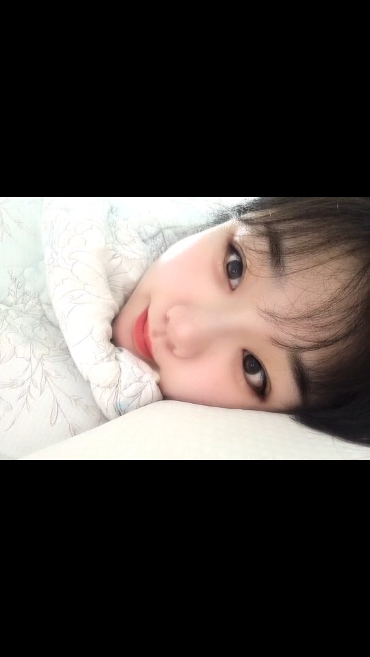 아 춥다 추워 이불밖은 위험해 머리했다 머리했어 앞머리 다탔는데 묭실쌤이 살려주셨다 #이불밖은위험해 #셀카 #집순이