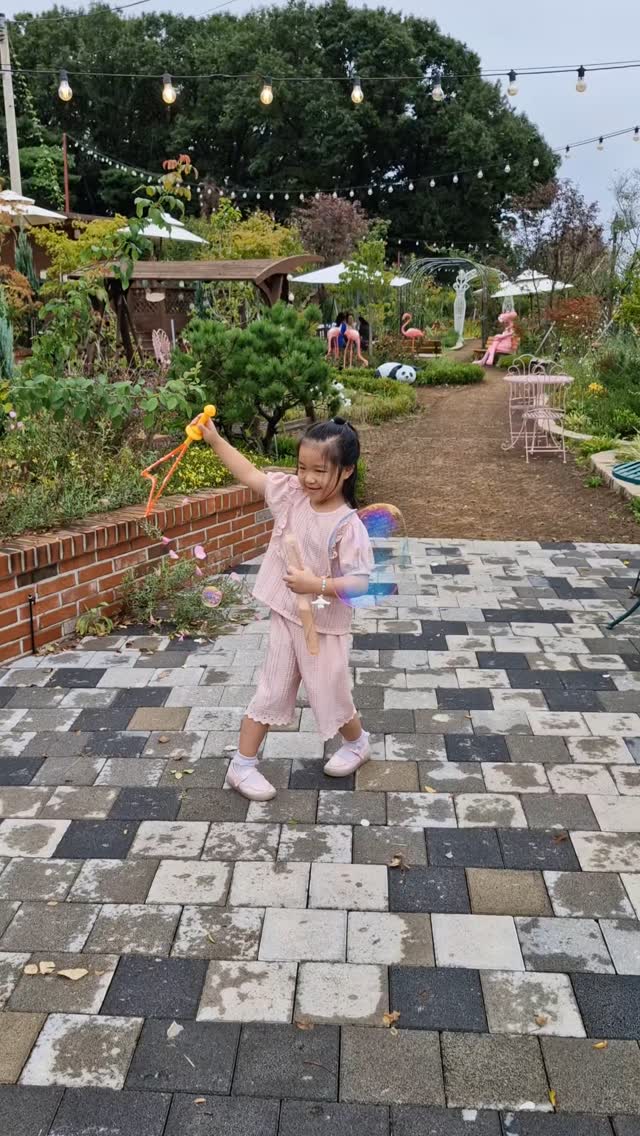 우리가족 야외카페 나들이,
 푸릇푸릇 이쁘당💚🩵❤️
카페사장님이 비눗방울 주셔서 신난 지유 
그리고 매달려있는 쪽쪽이 지혁👨‍👩‍👧‍👦
.
.
#드림790 #카페나들이