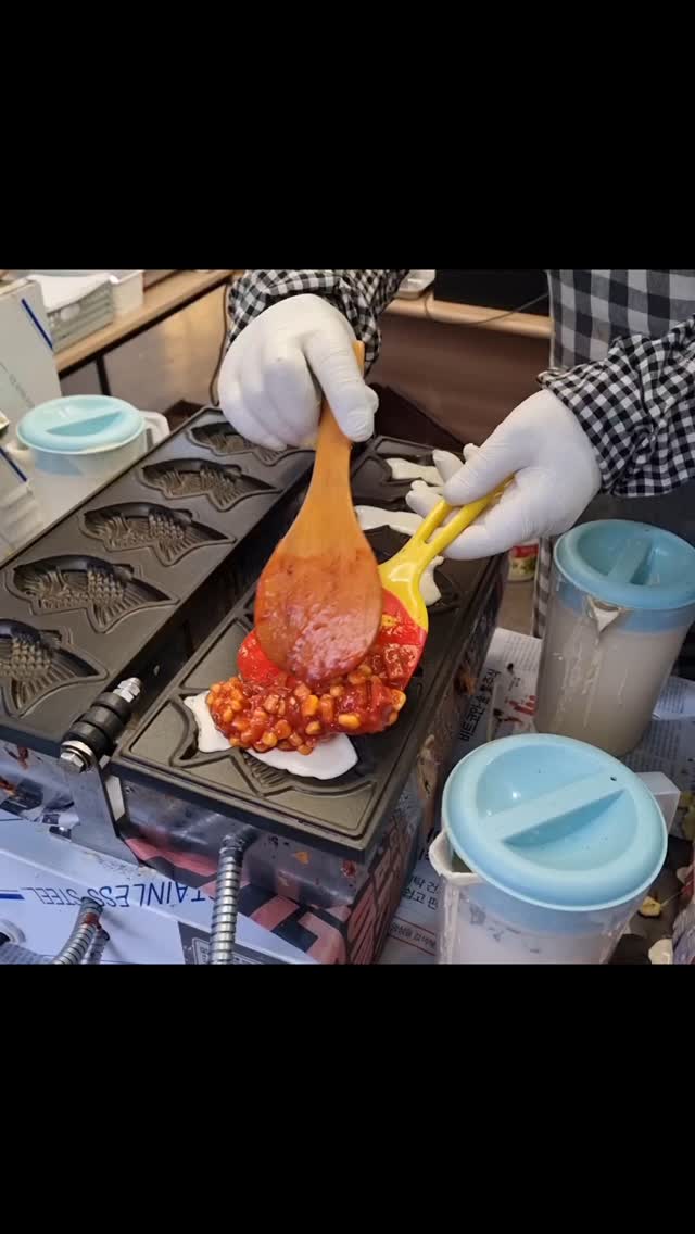 붕어 붕어 붕어빵 #대구붕어빵
요즘 붕세권이 핫하쥬 특히나 다양한재료 가득 왕붕어빵집 귀하디 귀한데 월성동골빵 호다닥ㅎㅎ다녀왔쥬

가성비 대박 진짜 안에 소를 듬뿍 재료아끼지않고 넣어주시는
친절한 사장님 골목안이라 주차도 편해서 자주갈듯
조만간 #생활의달인 대구붕어빵편 찍고가셨다고
더핫해지기전에 또사먹으러가야지

#월성동붕세권 #월성동붕어빵 #골빵 #월성동골빵 #피붕 #팥붕#슈붕 #계란치즈붕 #불닭치즈붕 #맛있어 #아이간식 #겨울간식 #붕어빵